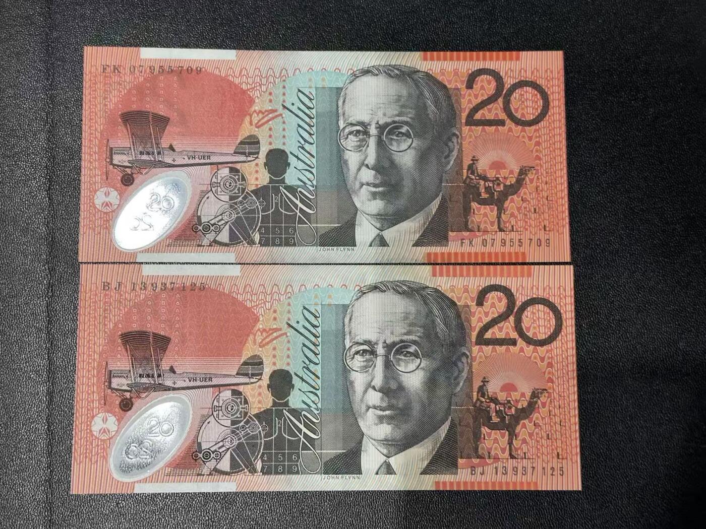 《外钞收藏家》第五百九十七期（年底收官场）（本平台长期征集拍品、欢迎藏友们联系合作） 2007和13年澳大利亚20元 2张一起  全新UNC