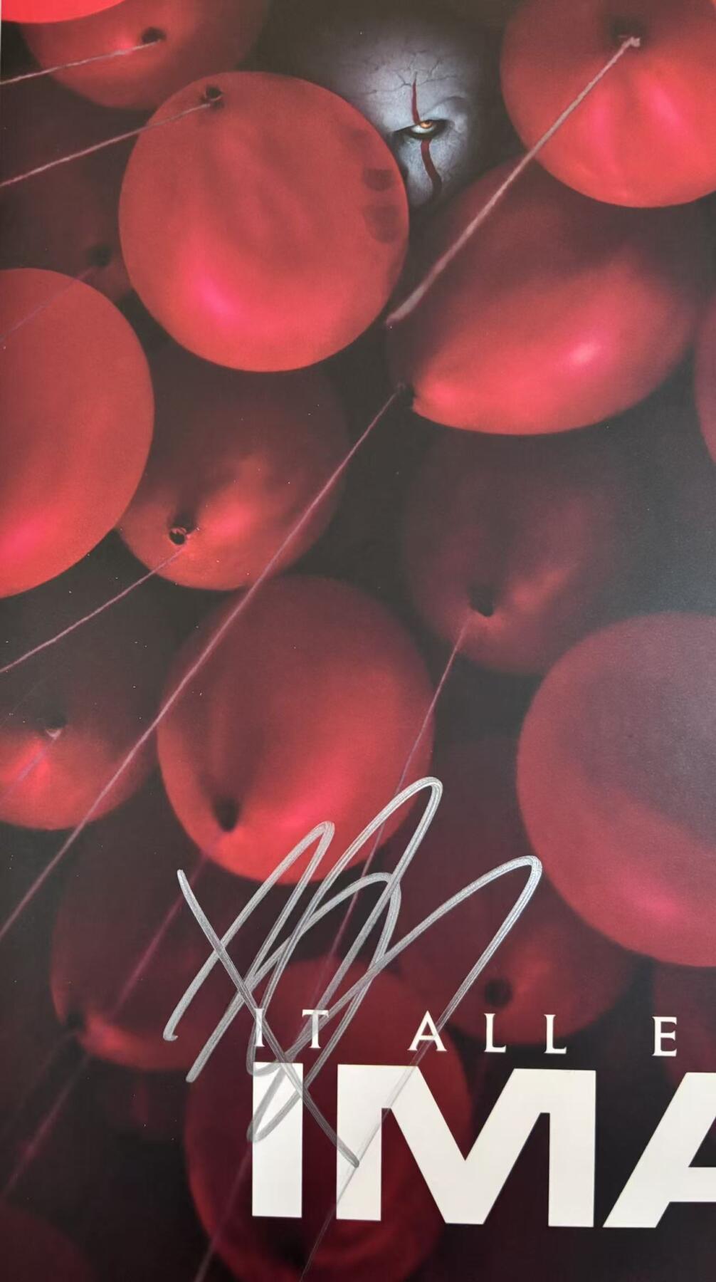 零元拍：导演安德斯·穆斯切蒂和男主角小丑潘尼怀斯扮演者比尔·斯卡斯加德，比尔的扮演者詹姆斯·麦卡沃伊，3人亲笔签名北美版IMAX开催首周限定海报，尺寸：420X285MM，拍品不含装裱