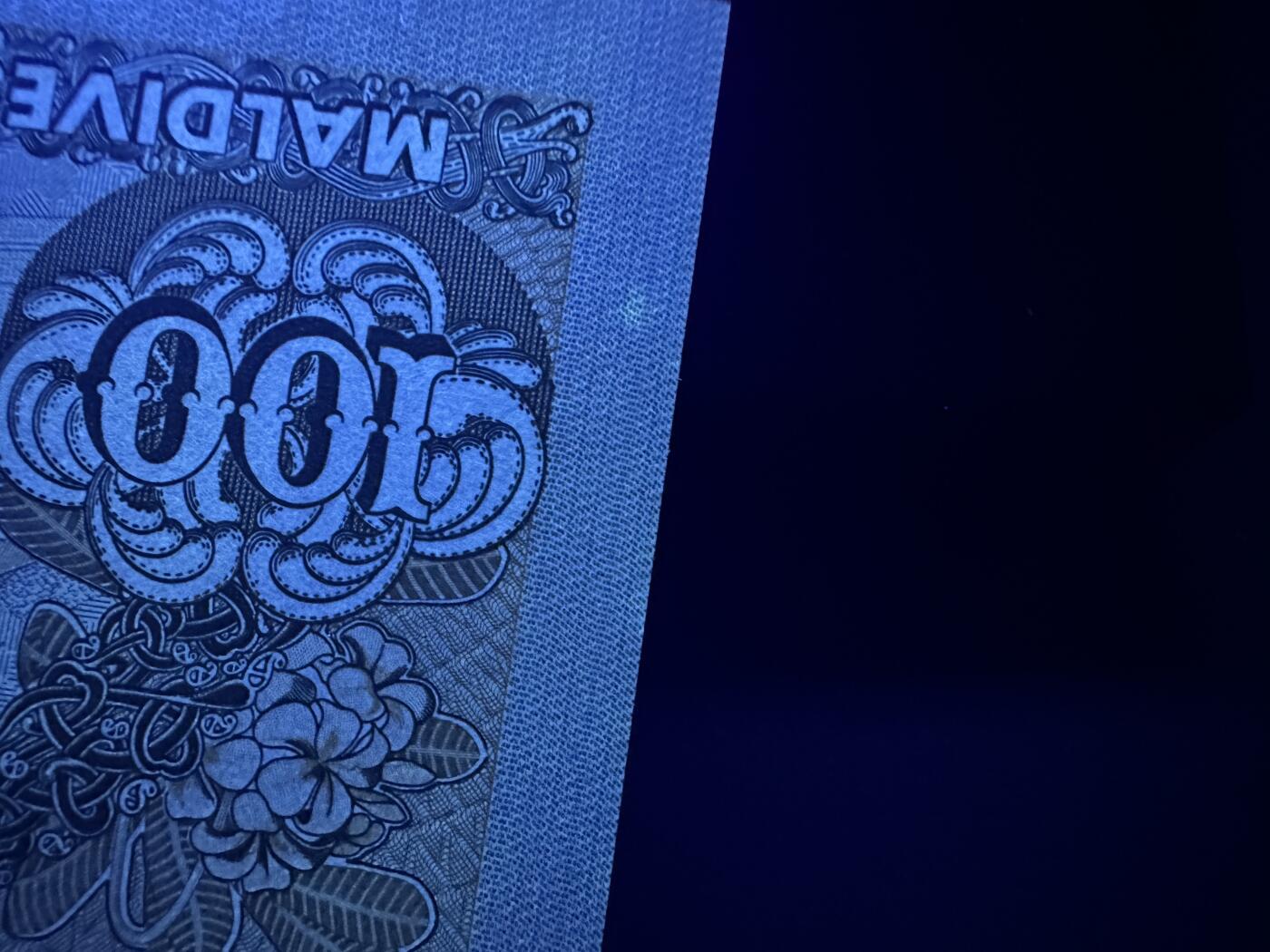 《外钞收藏家》第五百九十七期（年底收官场）（本平台长期征集拍品、欢迎藏友们联系合作） 1995年马尔代夫100 2张一起 全新 有个别不明显荧光点