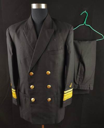 0元起拍勋章 第321期 咸鱼国勋章拍卖专场 12月28日（周日）下午6：00开始 - 民国早期海军将官 早期刺绣嘉禾 原主第14任漢陽軍艦艦長 錢純志少將 衣裤同一人 裤子有名 胸围104 肩宽50 衣长78 袖长60腰围80 裤长103