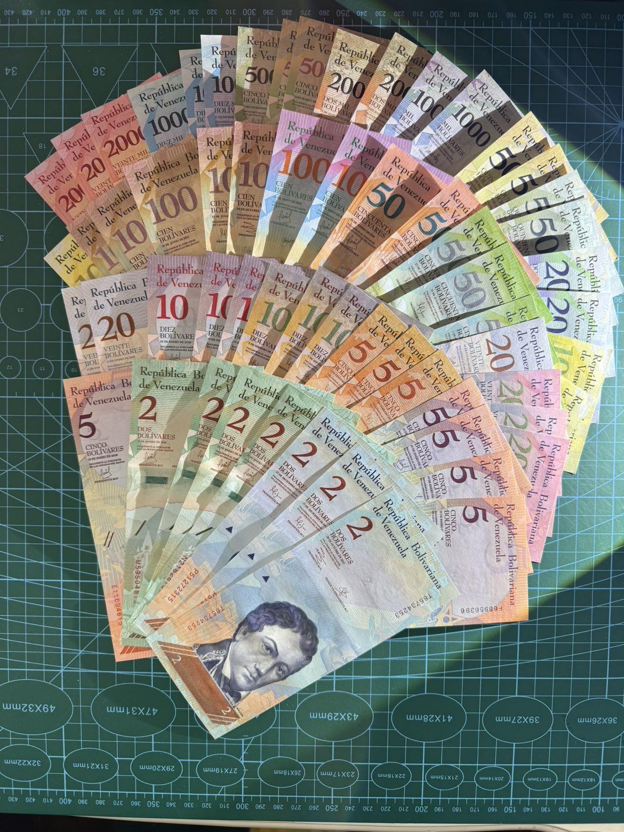 【炜奕收藏】，第五十四期，本场佣金已改，请大家注意 委内瑞拉2-20000彩虹钞共61张，基本全新UNC品相，不排除部分存在压痕轻微角折现象