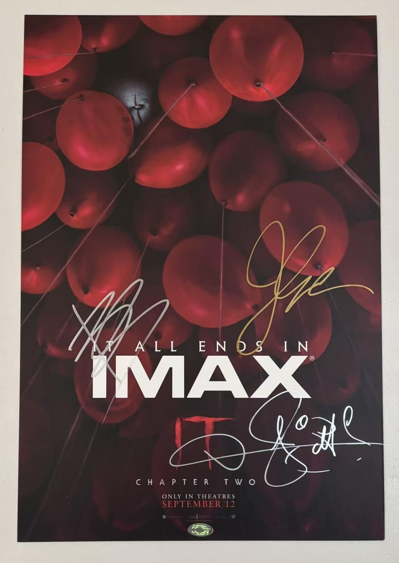 零元拍：导演安德斯·穆斯切蒂和男主角小丑潘尼怀斯扮演者比尔·斯卡斯加德，比尔的扮演者詹姆斯·麦卡沃伊，3人亲笔签名北美版IMAX开催首周限定海报，尺寸：420X285MM，拍品不含装裱