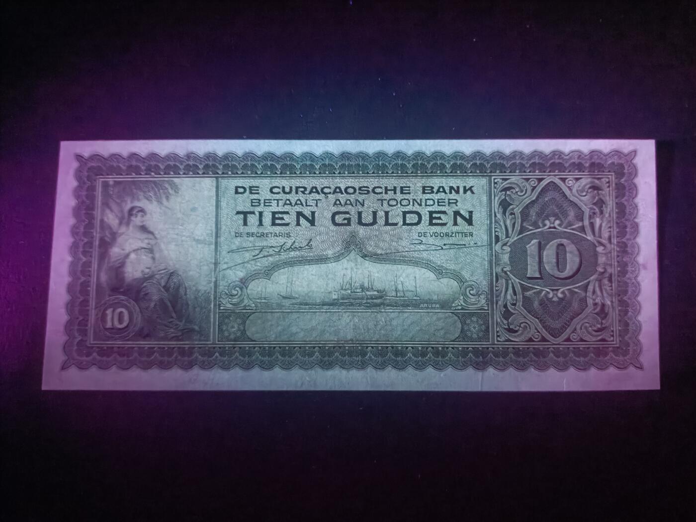 2025十二月第五期，总210期 荷属库拉索1942年10盾流通好品XF，稀有荷属殖民地中高面值品种，库拉索港俯瞰图和女性形象