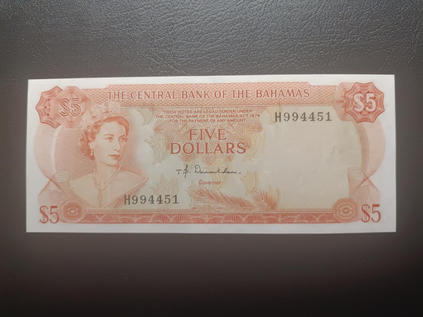 2025十二月第五期，总210期 巴哈马1974年5元AUNC有字迹印，后期中央银行版本，大冠女王和总督府