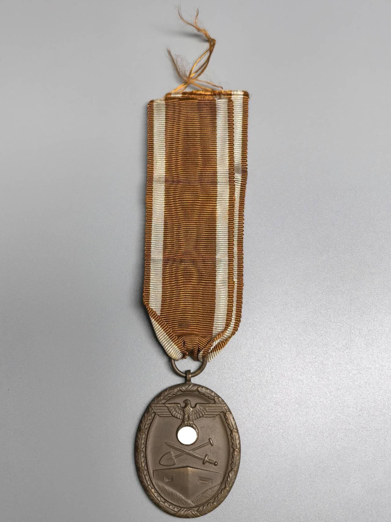 小驴勋章奖章收藏12月27日周六晚六点拍卖（珍爱和平，收藏战争，铭记历史，勿忘国耻，忠党爱国。有偿代拍，送拍规则在简介最后，参拍须阅读规则后再参拍，关系到运费包装发货时效真假辨别等关键信息，拍卖时不再发原图，看大图店主微信码在拍卖店铺介绍里）