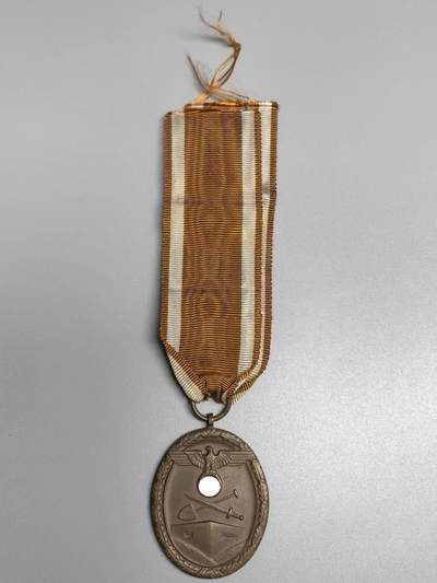 小驴勋章奖章收藏12月27日周六晚六点拍卖（珍爱和平，收藏战争，铭记历史，勿忘国耻，忠党爱国。有偿代拍，送拍规则在简介最后，参拍须阅读规则后再参拍，关系到运费包装发货时效真假辨别等关键信息，拍卖时不再发原图，看大图店主微信码在拍卖店铺介绍里） - 得三西线防御奖章，早期铜质长绶带