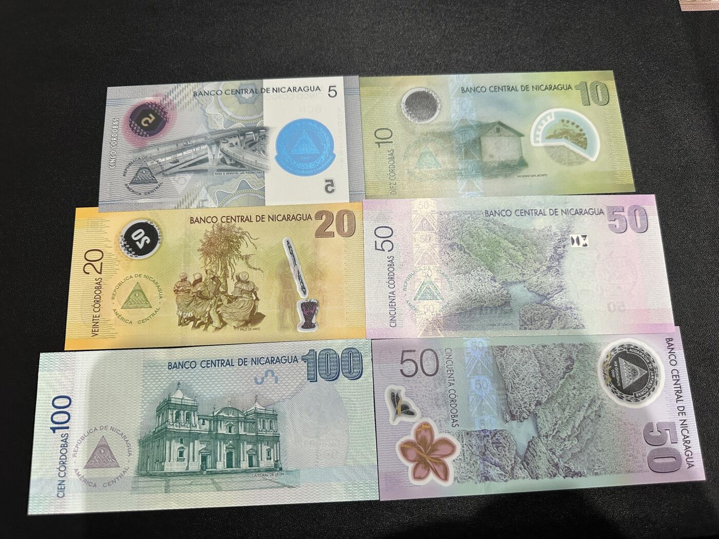 《外钞收藏家》第五百九十七期（年底收官场）（本平台长期征集拍品、欢迎藏友们联系合作） 尼加拉瓜5-100面额 六张一起 50面额有两个版本 有两张是纪念钞 全新UNC A冠/A1冠 100面额有点剪裁瑕疵