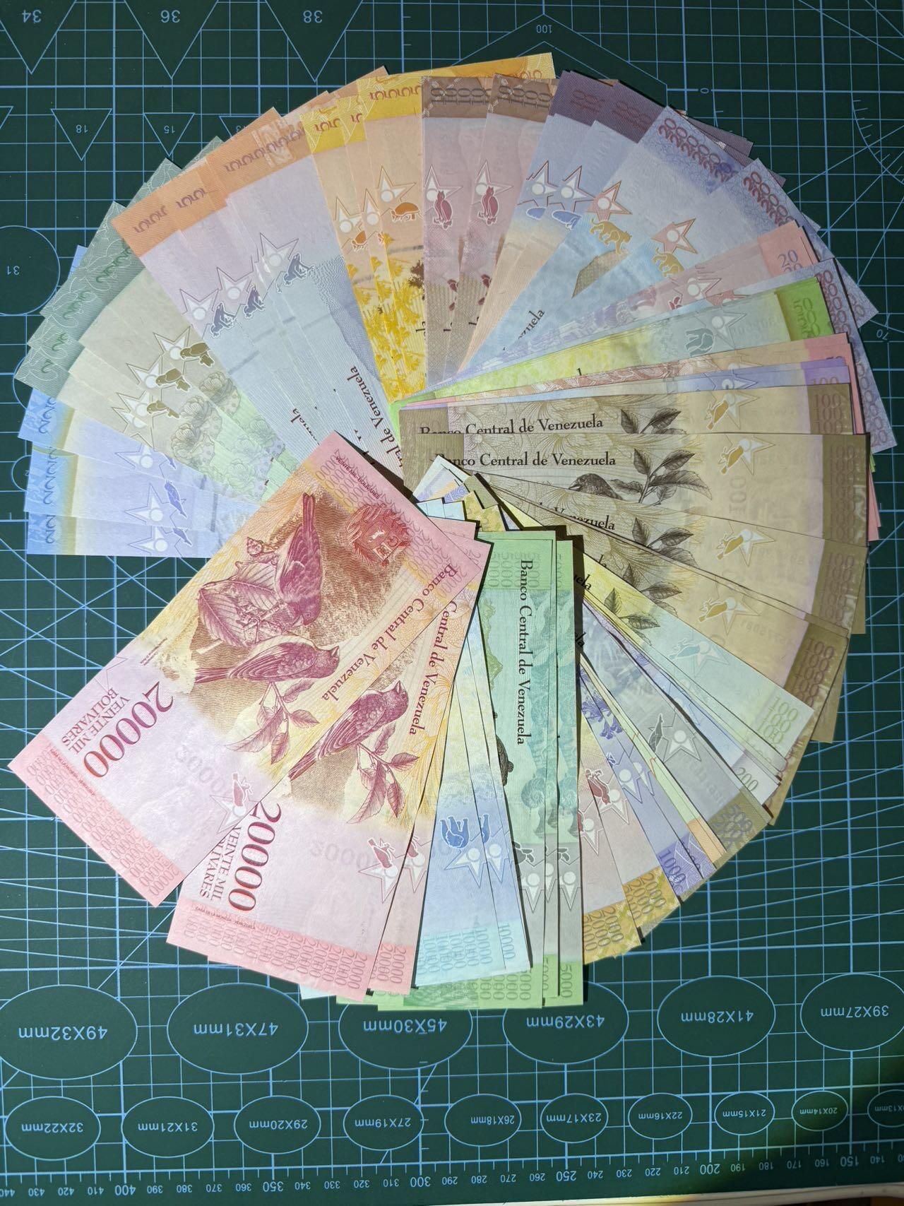 【炜奕收藏】，第五十四期，本场佣金已改，请大家注意 委内瑞拉2-20000彩虹钞共61张，基本全新UNC品相，不排除部分存在压痕轻微角折现象