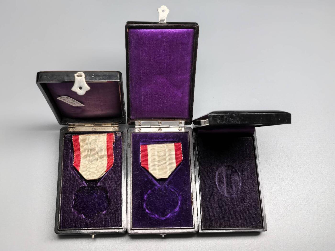 小驴勋章奖章收藏12月27日周六晚六点拍卖（珍爱和平，收藏战争，铭记历史，勿忘国耻，忠党爱国。有偿代拍，送拍规则在简介最后，参拍须阅读规则后再参拍，关系到运费包装发货时效真假辨别等关键信息，拍卖时不再发原图，看大图店主微信码在拍卖店铺介绍里） 铁道、白叶空盒子一组3个