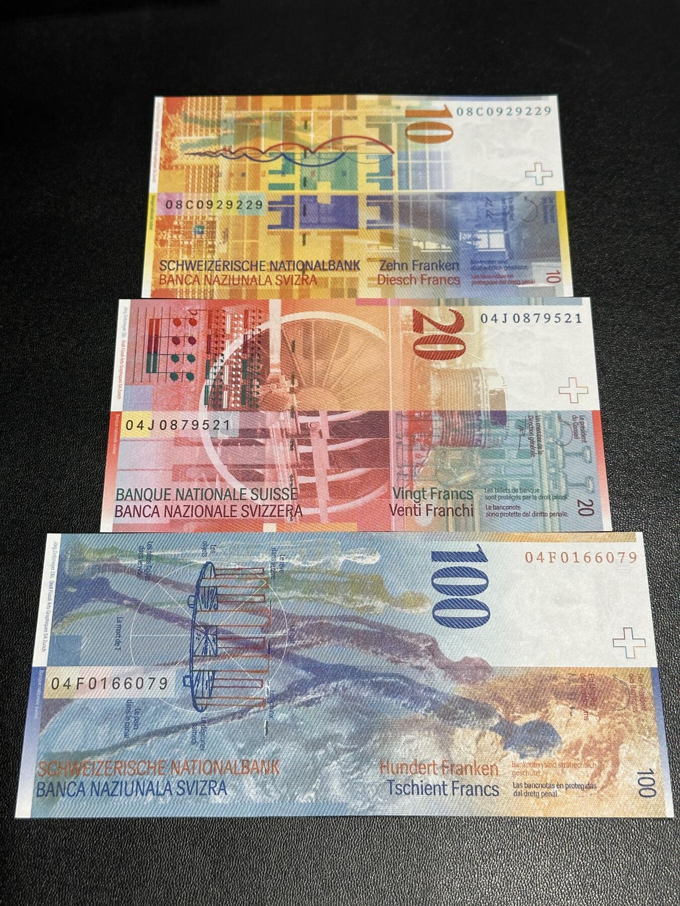 《外钞收藏家》第五百九十七期（年底收官场）（本平台长期征集拍品、欢迎藏友们联系合作） 2004、08年瑞士人像竖版10、20、100法郎 3张一起 全新UNC