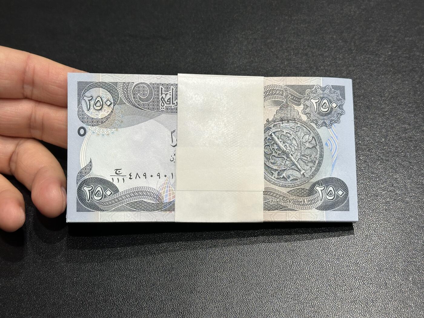 《外钞收藏家》第五百九十七期（年底收官场）（本平台长期征集拍品、欢迎藏友们联系合作）