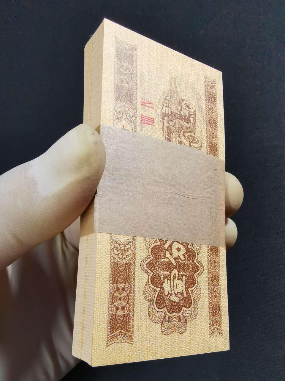 53年壹分钛白纤云一刀100张(其中仅有一张是非纤云)，壹分钛白纤云稀少，值得珍藏！有人说第三套壹分纸币是18K纸黄金(简称黄金钞)。捆拆未流通品相，全新无斑无油