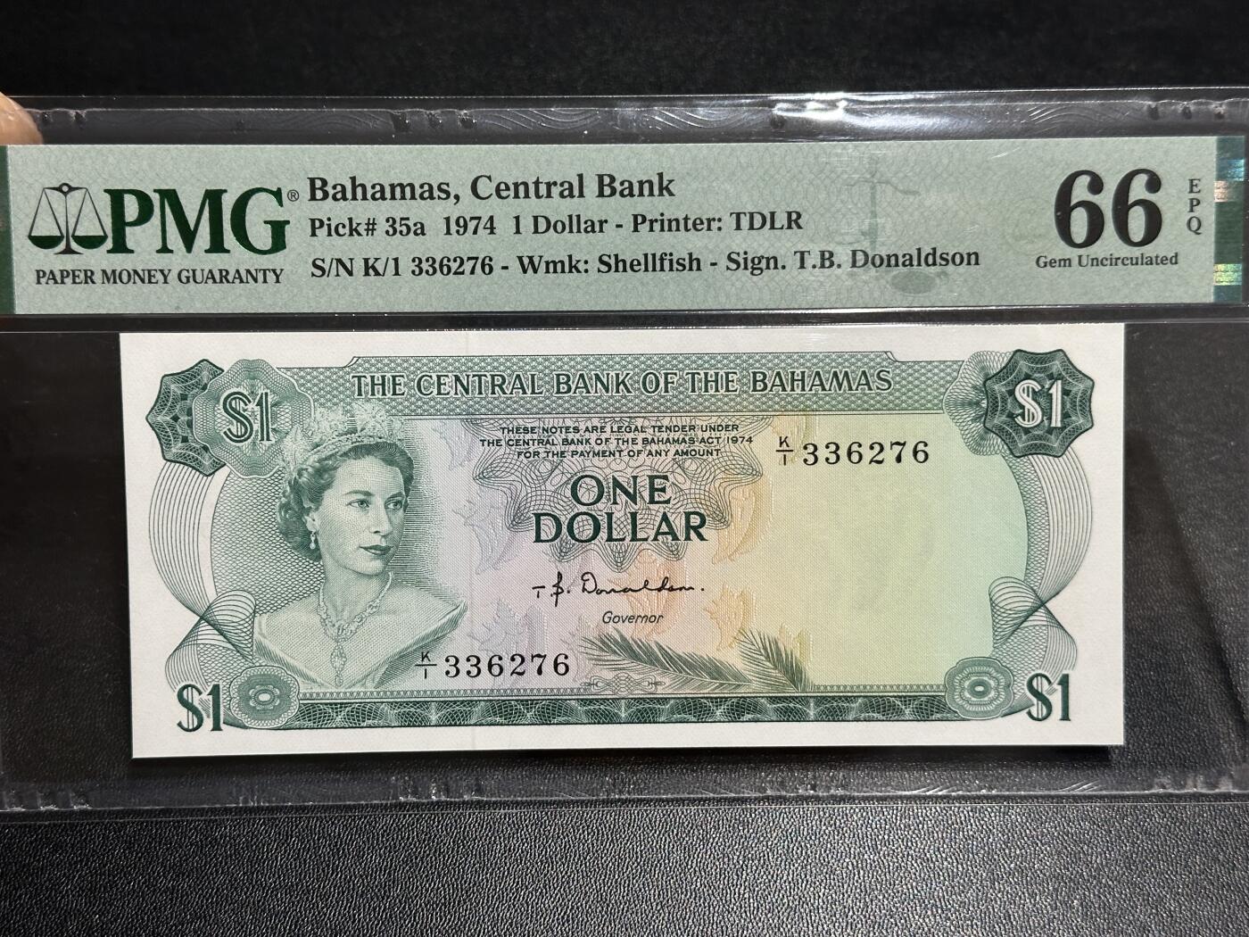 《外钞收藏家》第五百九十七期（年底收官场）（本平台长期征集拍品、欢迎藏友们联系合作） 1974年巴哈马1刀 女王彩背 PMG66