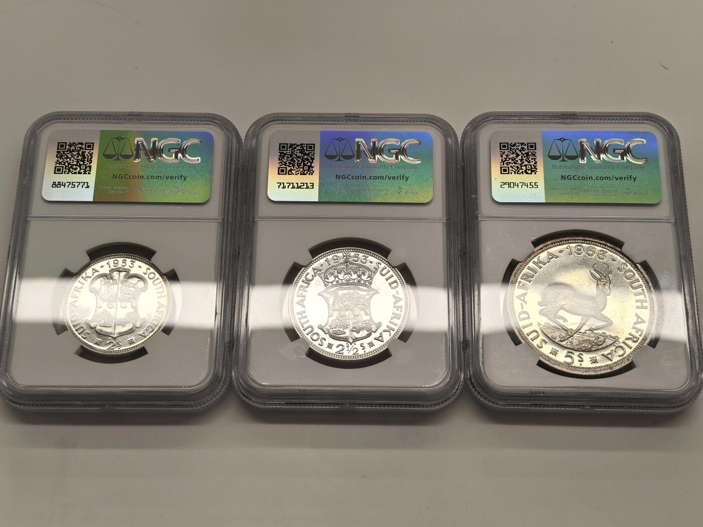 博洋堂世界钱币拍卖第154期（全场包邮） NGC PF65-68 英属南非1953年女王登基纪念套币 伊丽莎白二世 5先令~1/4便士 6银3铜 币面青年女王肖像（时年 25 岁）与本土版一脉相承 整套品相难得高分 原配绒布盒完整留存 一套集齐 无需再配 套币玩家不容错过