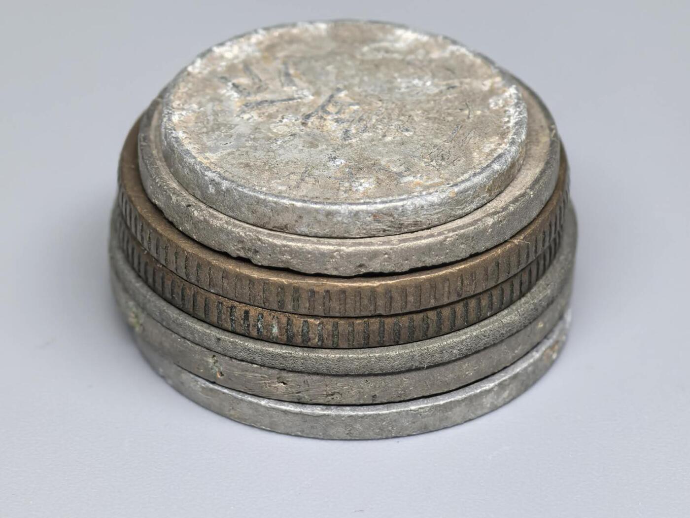 小驴勋章奖章收藏12月27日周六晚六点拍卖（珍爱和平，收藏战争，铭记历史，勿忘国耻，忠党爱国。有偿代拍，送拍规则在简介最后，参拍须阅读规则后再参拍，关系到运费包装发货时效真假辨别等关键信息，拍卖时不再发原图，看大图店主微信码在拍卖店铺介绍里） 孙中山先生像蒋光头硬币一组