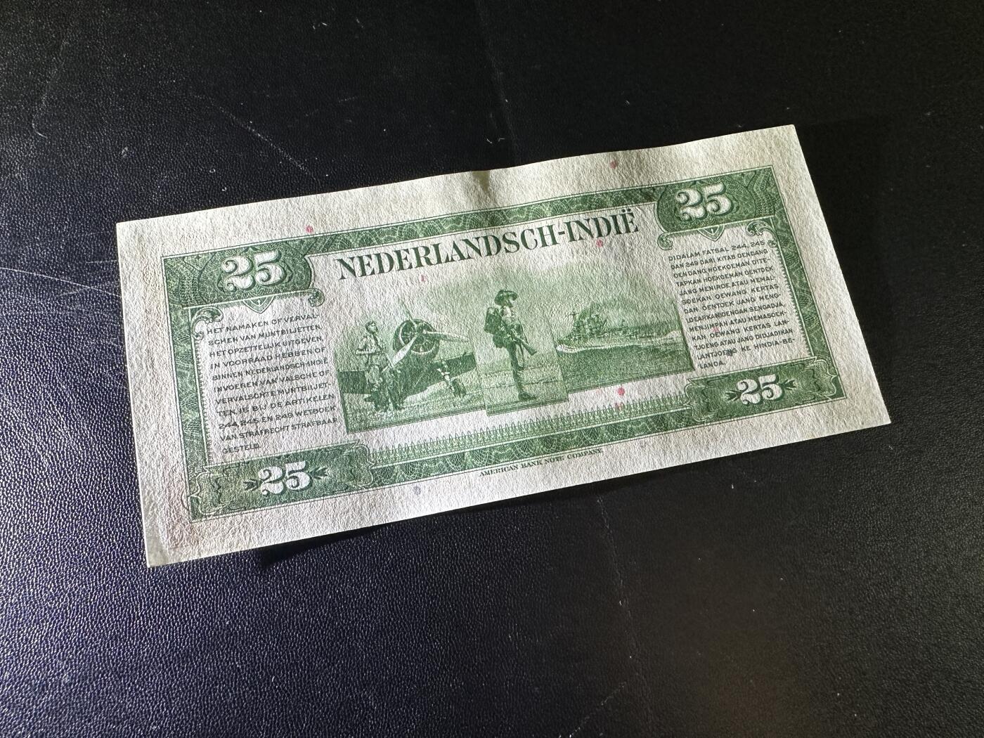 《外钞收藏家》第五百九十七期（年底收官场）（本平台长期征集拍品、欢迎藏友们联系合作） 1943年荷属东印度公司25盾 全新不绝 边角有轻微潮