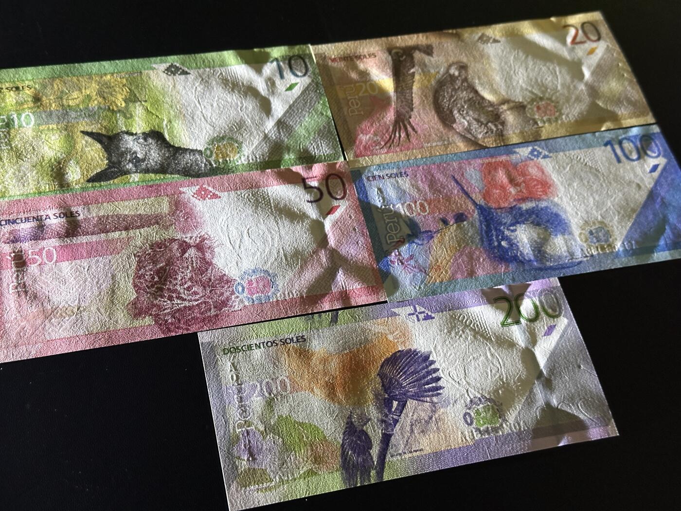 《外钞收藏家》第五百九十七期（年底收官场）（本平台长期征集拍品、欢迎藏友们联系合作） 秘鲁10-200面额 五张一起 全部是AA冠 靓号 全新UNC