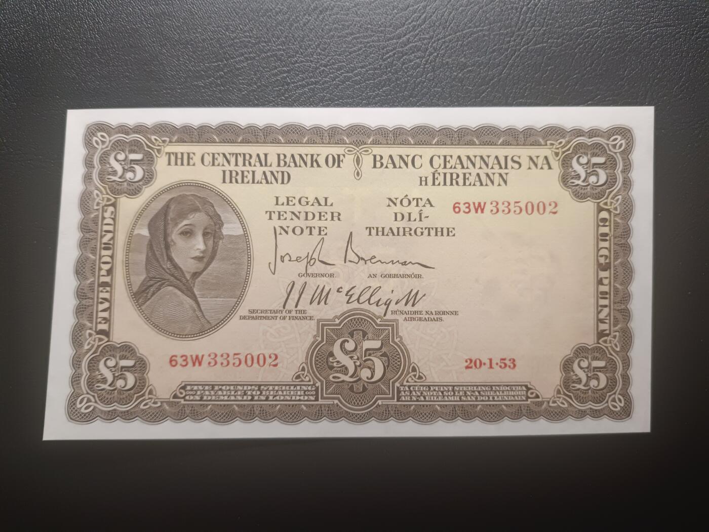 2025十二月第五期，总210期 爱尔兰1953年5镑AUNC无47，早期下方有英爱两国货币互换协议的版本，爱尔兰人格化象征“拉维利夫人”