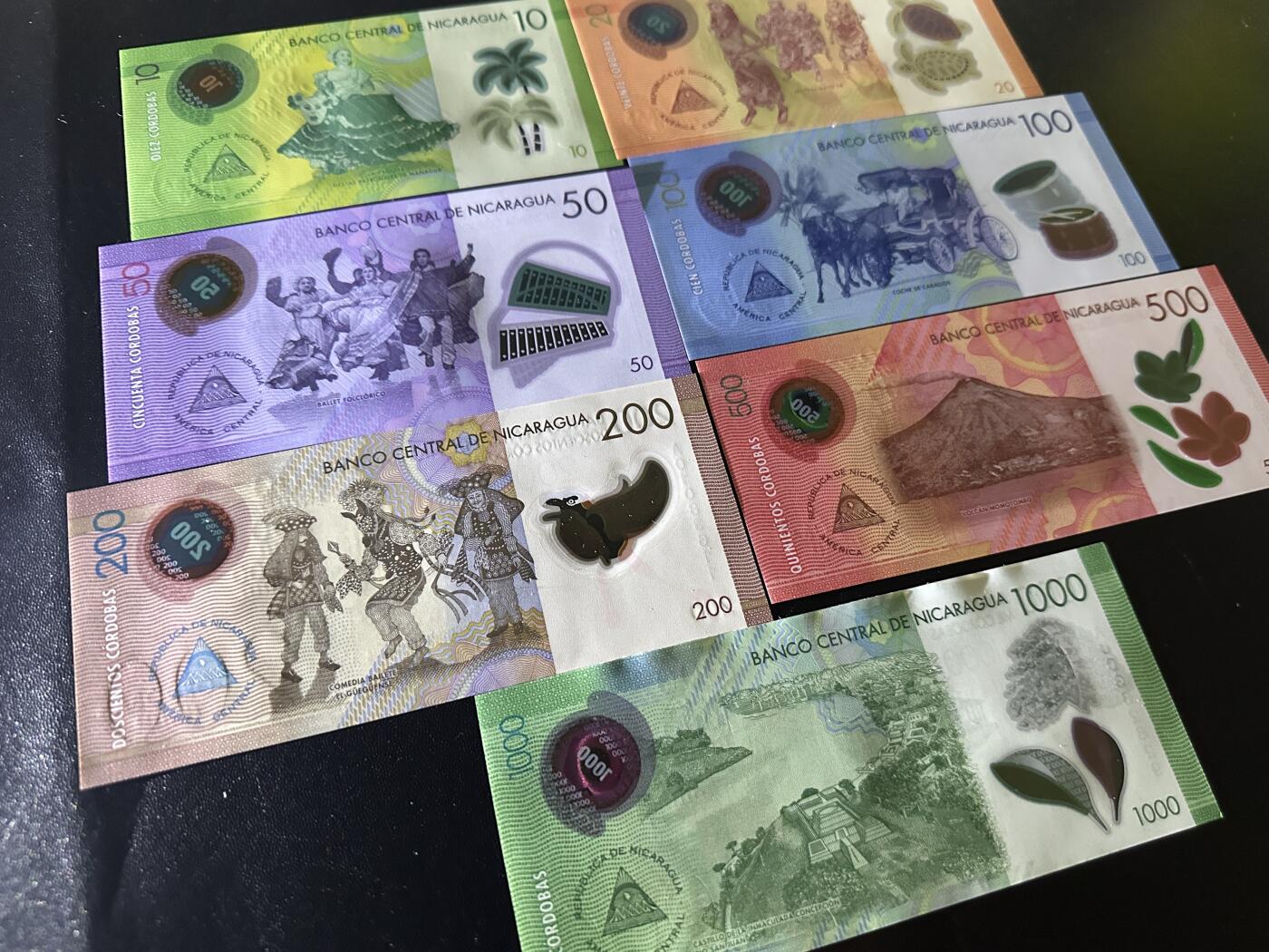 《外钞收藏家》第五百九十七期（年底收官场）（本平台长期征集拍品、欢迎藏友们联系合作） 尼加拉瓜10-1000面额 7张一起 全新UNC 全部是A冠 靓号