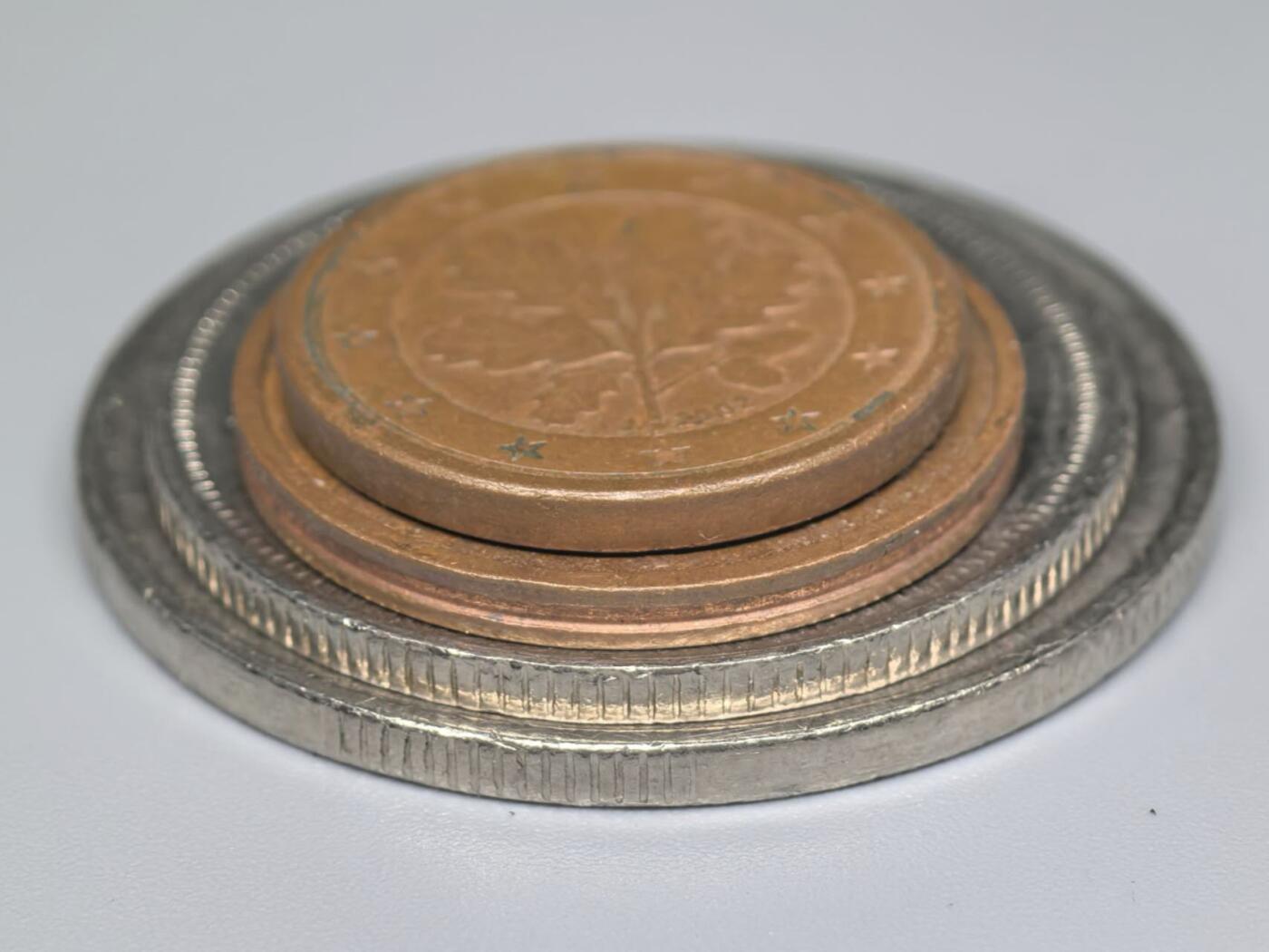 小驴勋章奖章收藏12月27日周六晚六点拍卖（珍爱和平，收藏战争，铭记历史，勿忘国耻，忠党爱国。有偿代拍，送拍规则在简介最后，参拍须阅读规则后再参拍，关系到运费包装发货时效真假辨别等关键信息，拍卖时不再发原图，看大图店主微信码在拍卖店铺介绍里） 欧元1、2分硬币，加拿大2元25分硬币一组