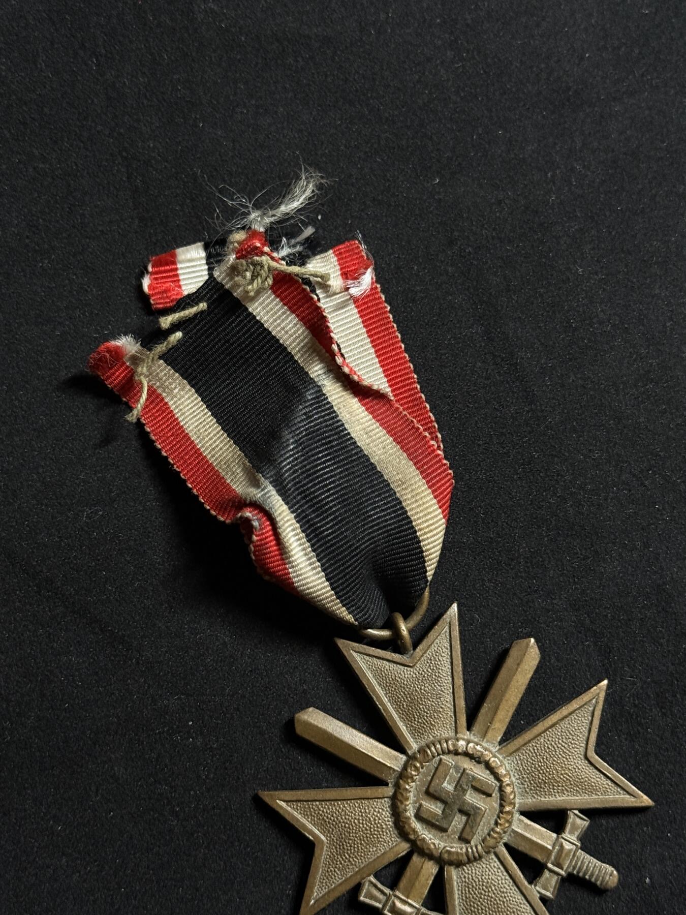 欢庆元旦！戎马世界章牌大赏第109期元旦大拍 铭记历史，珍爱和平！德国二战二级战功十字勋章，绶带有破损