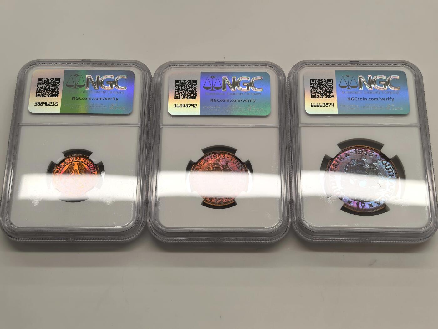 博洋堂世界钱币拍卖第154期（全场包邮） NGC PF65-68 英属南非1953年女王登基纪念套币 伊丽莎白二世 5先令~1/4便士 6银3铜 币面青年女王肖像（时年 25 岁）与本土版一脉相承 整套品相难得高分 原配绒布盒完整留存 一套集齐 无需再配 套币玩家不容错过