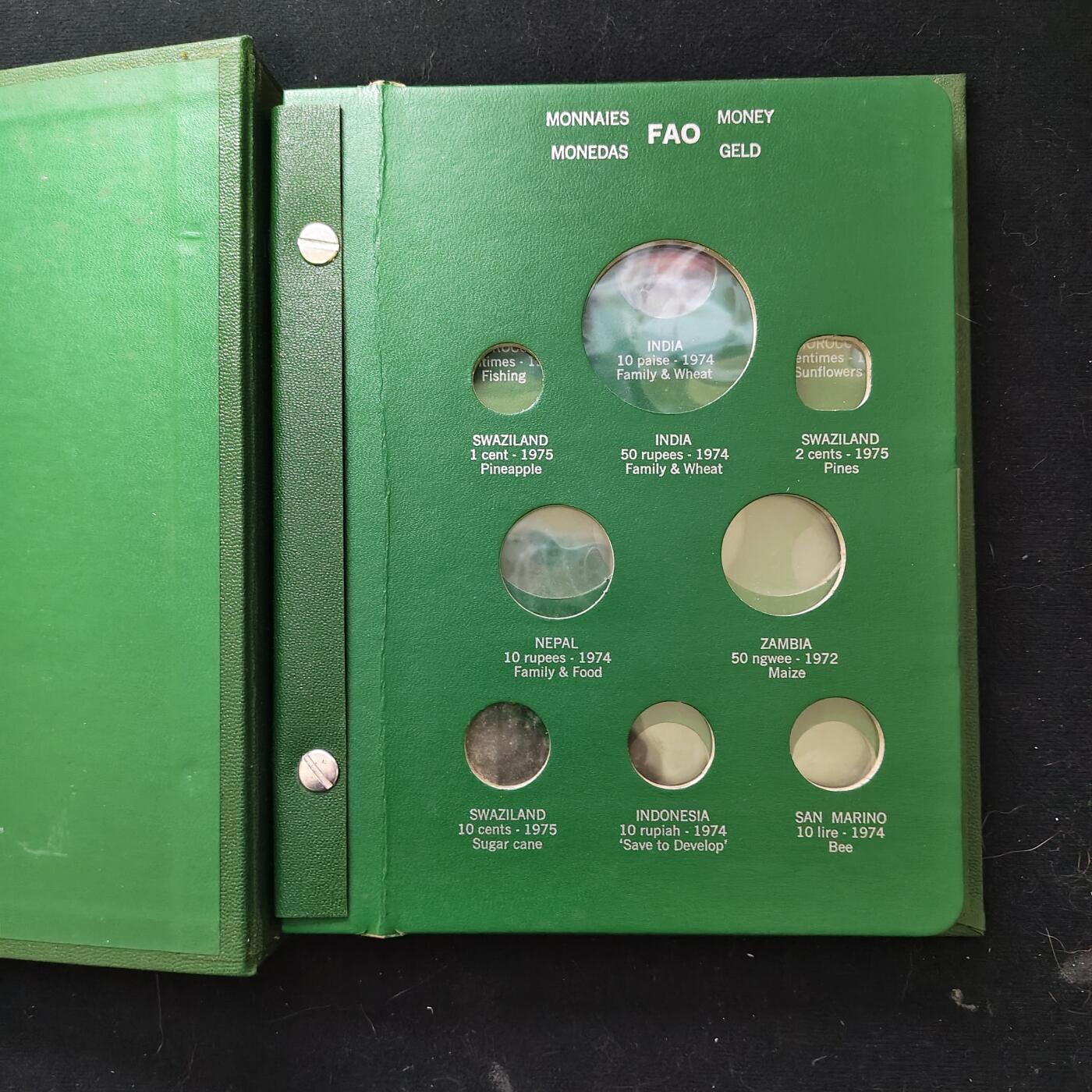 【全场包邮】纯粹捡漏拍489场（免费代拍第26场） 【收藏用品】世界各国FAO纪念币绿色空册一本