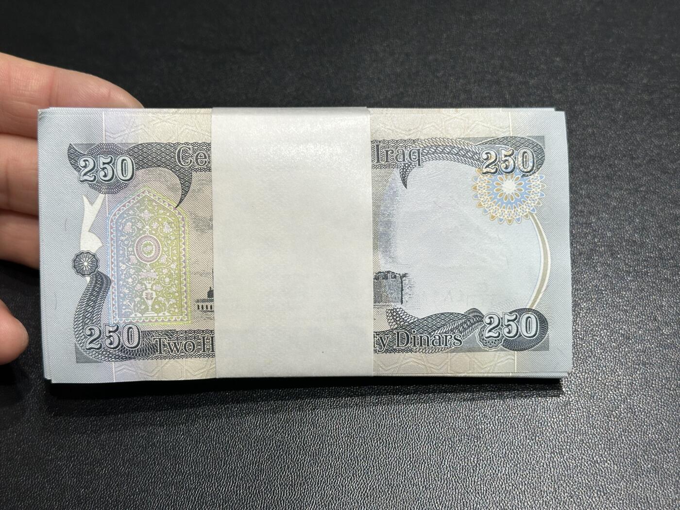 《外钞收藏家》第五百九十七期（年底收官场）（本平台长期征集拍品、欢迎藏友们联系合作）