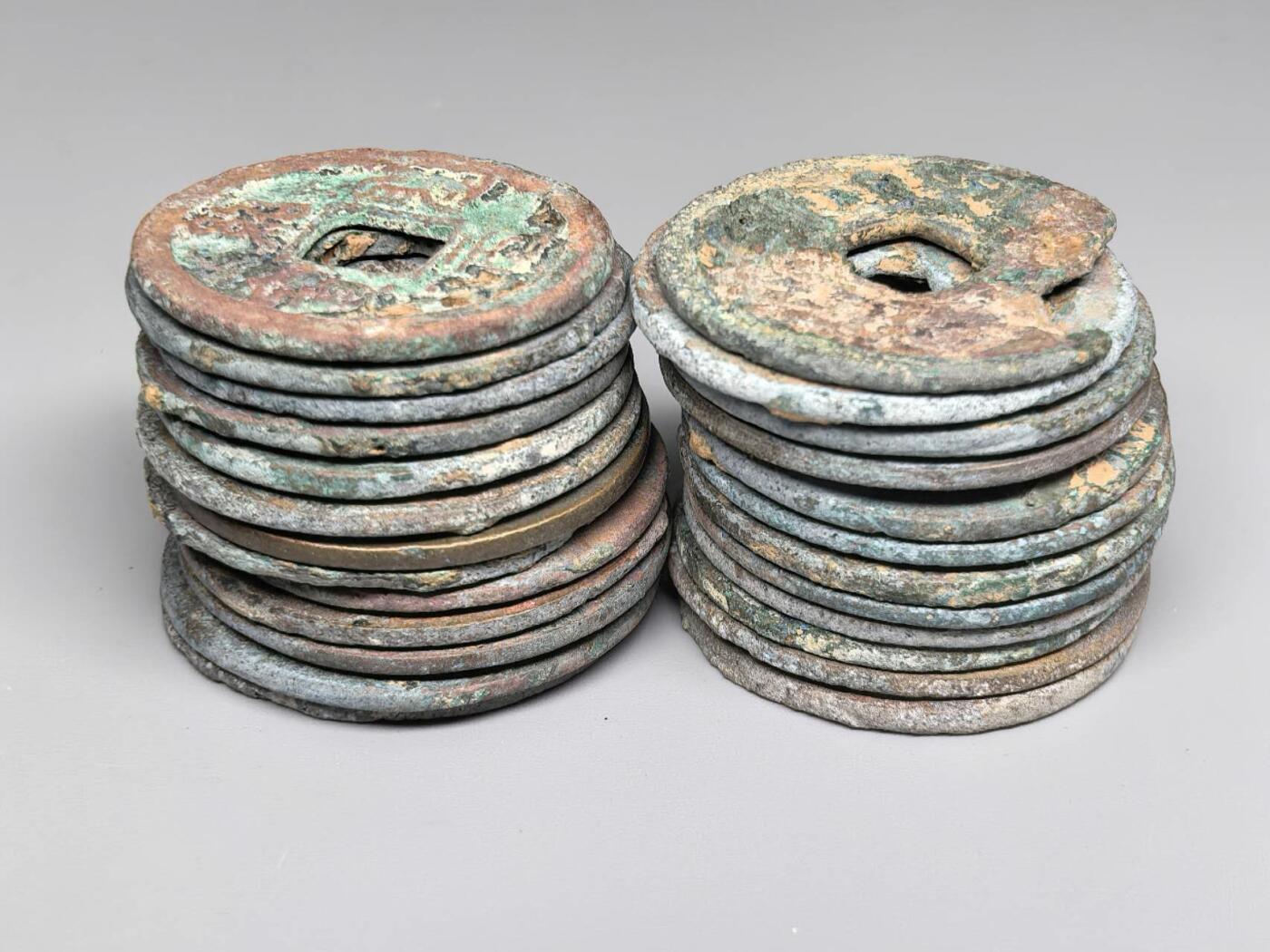 小驴勋章奖章收藏12月27日周六晚六点拍卖（珍爱和平，收藏战争，铭记历史，勿忘国耻，忠党爱国。有偿代拍，送拍规则在简介最后，参拍须阅读规则后再参拍，关系到运费包装发货时效真假辨别等关键信息，拍卖时不再发原图，看大图店主微信码在拍卖店铺介绍里） 开筒子铜钱一组品相如图