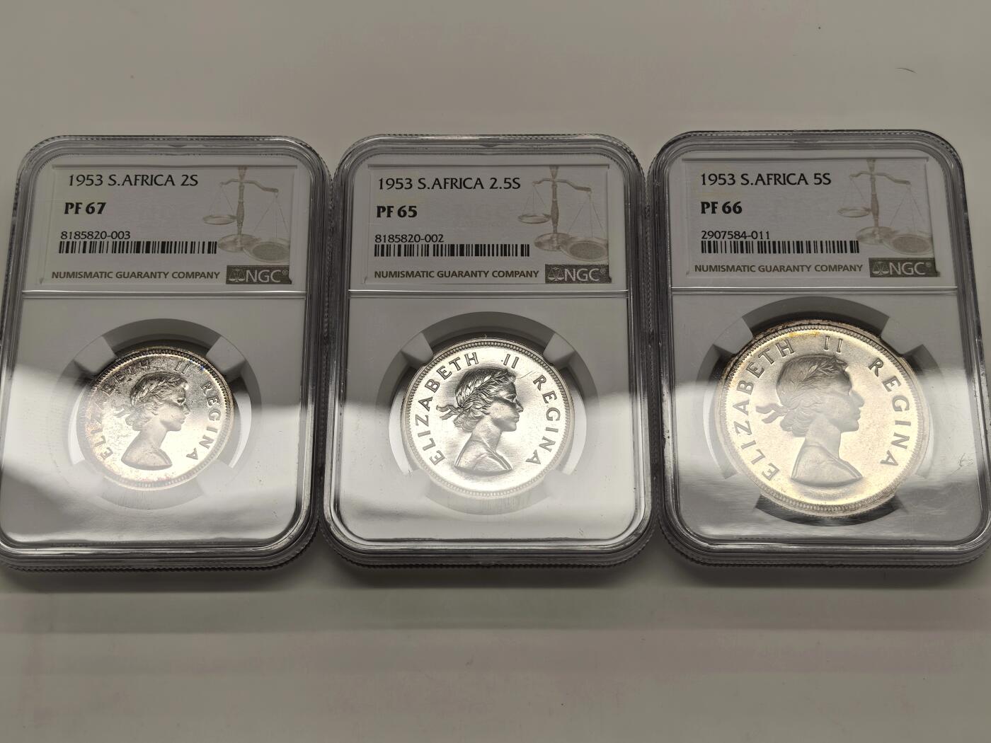 博洋堂世界钱币拍卖第154期（全场包邮） NGC PF65-68 英属南非1953年女王登基纪念套币 伊丽莎白二世 5先令~1/4便士 6银3铜 币面青年女王肖像（时年 25 岁）与本土版一脉相承 整套品相难得高分 原配绒布盒完整留存 一套集齐 无需再配 套币玩家不容错过