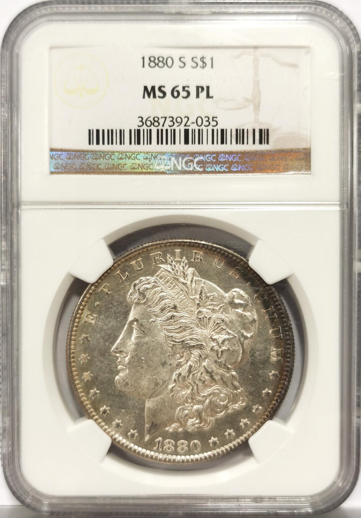 博洋堂世界钱币拍卖第154期（全场包邮） NGC MS65PL 美国1880年S版摩根$1银币 币面双面图案凝霜质感与底板形成强烈视觉反差 类镜面高分状态下仍留存绝美月牙五彩包浆实属难得 老盒品质保障 麦稀奇近期热涨品种