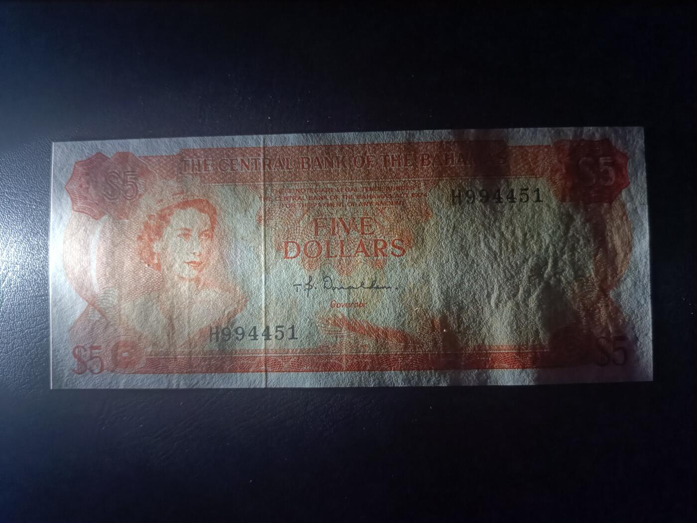 2025十二月第五期，总210期 巴哈马1974年5元AUNC有字迹印，后期中央银行版本，大冠女王和总督府