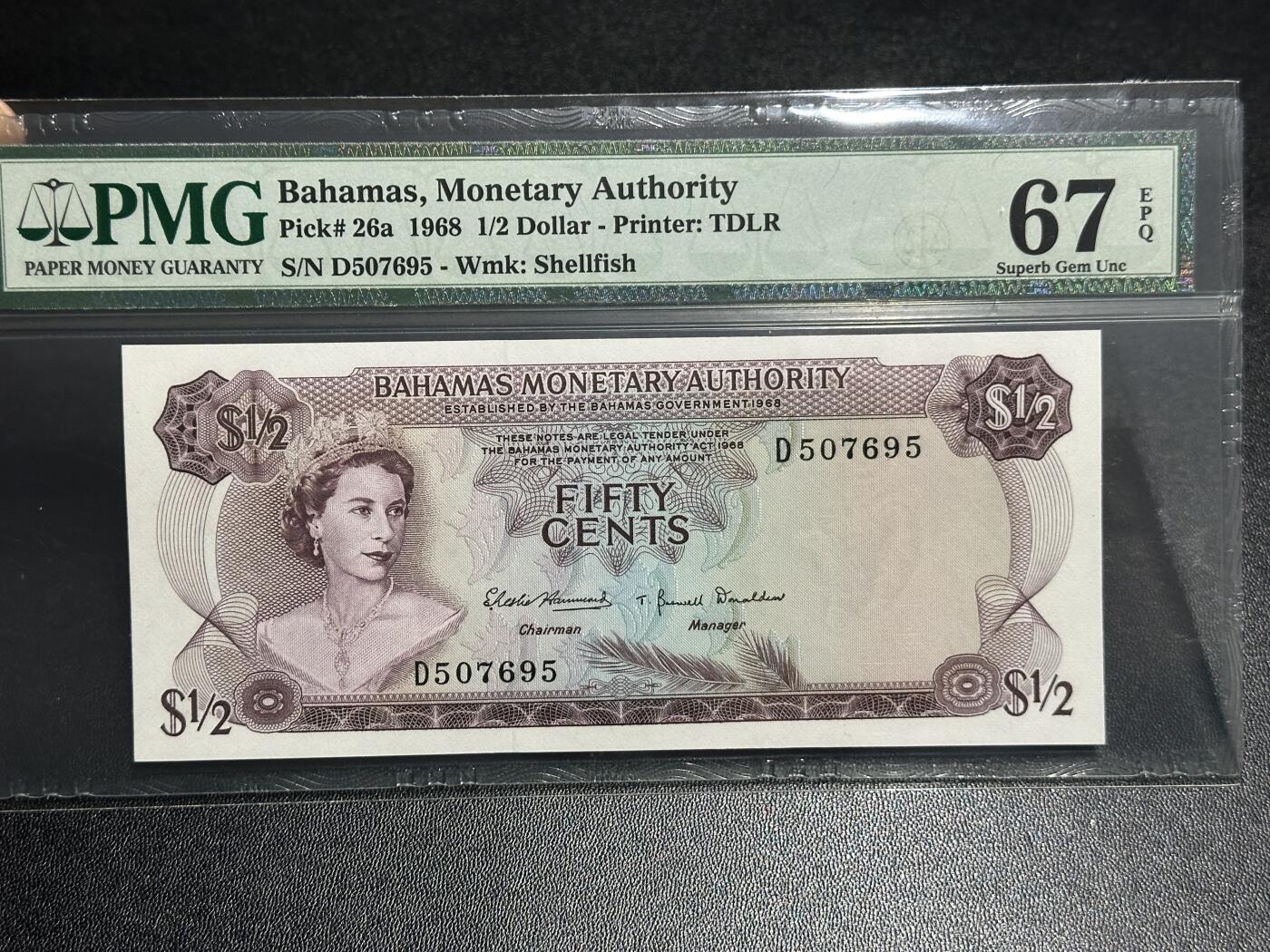 《外钞收藏家》第五百九十七期（年底收官场）（本平台长期征集拍品、欢迎藏友们联系合作） 1968年巴哈马1/2刀 女王彩背PMG67