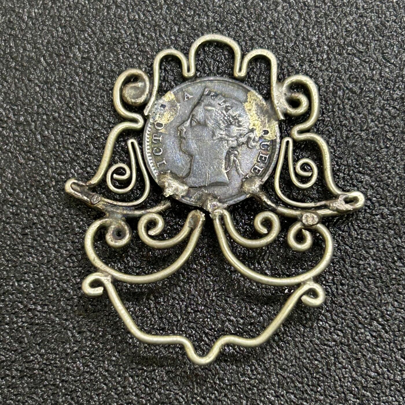 西秦中古拍卖第七十期 香港银币制作的银饰品 重3.6克