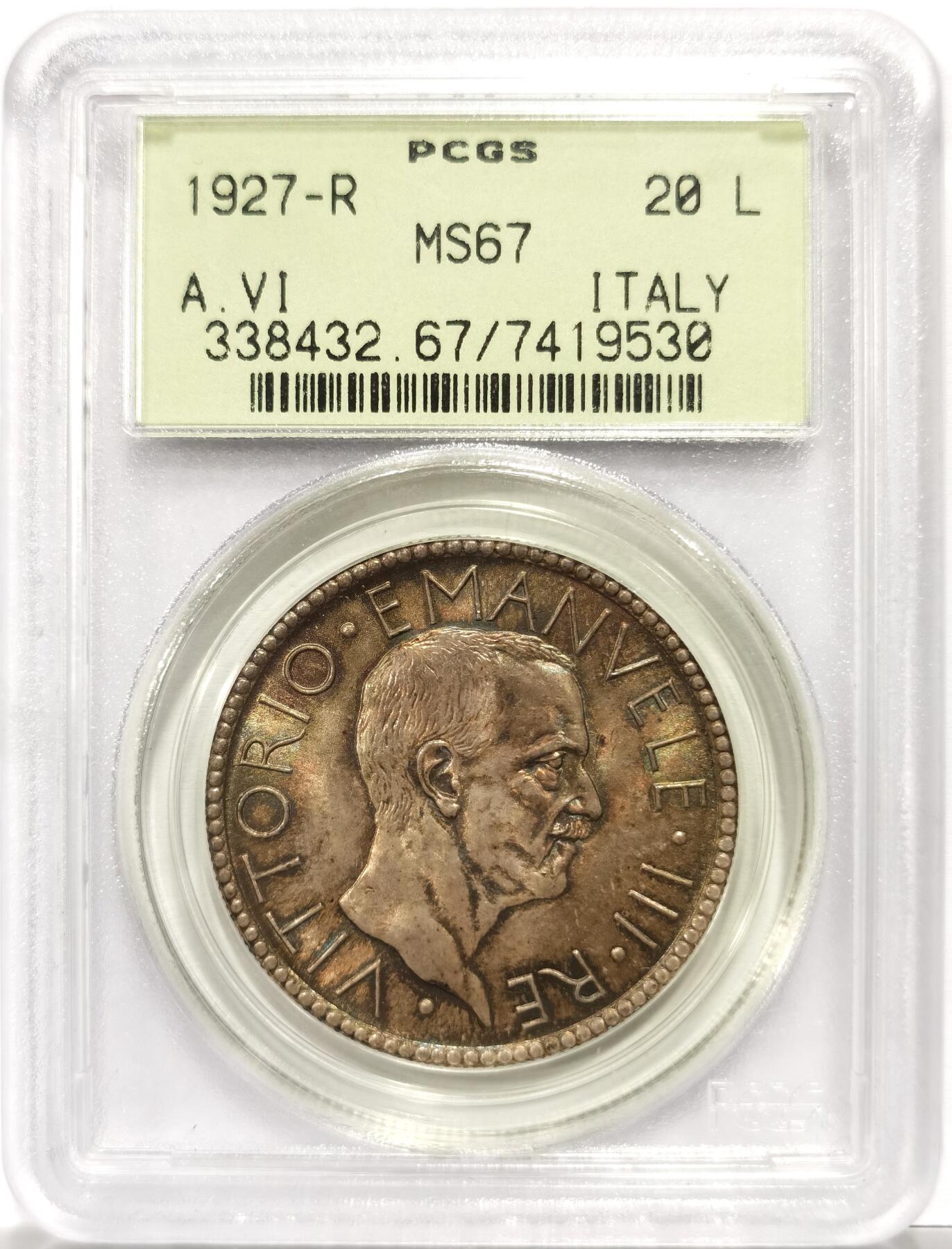 博洋堂世界钱币拍卖第154期（全场包邮） PCGS MS67 PCGS唯二冠军分数 1927年意大利20里拉大银币 意大利大银币中的名誉品种，无与伦比的五彩包浆，底板细腻丝滑几近无暇，视觉效果在同品种中堪称最佳。经典罗马风格复古设计，人物线条细腻流畅，堪称近代欧洲钱币中的最佳设计之一。PCGS最早期的老黄绿色标签，盒子本身就是30年以上的老古董，但是保存状态极佳。67分在这个品种是大门槛，许多人一生追求的极致分数