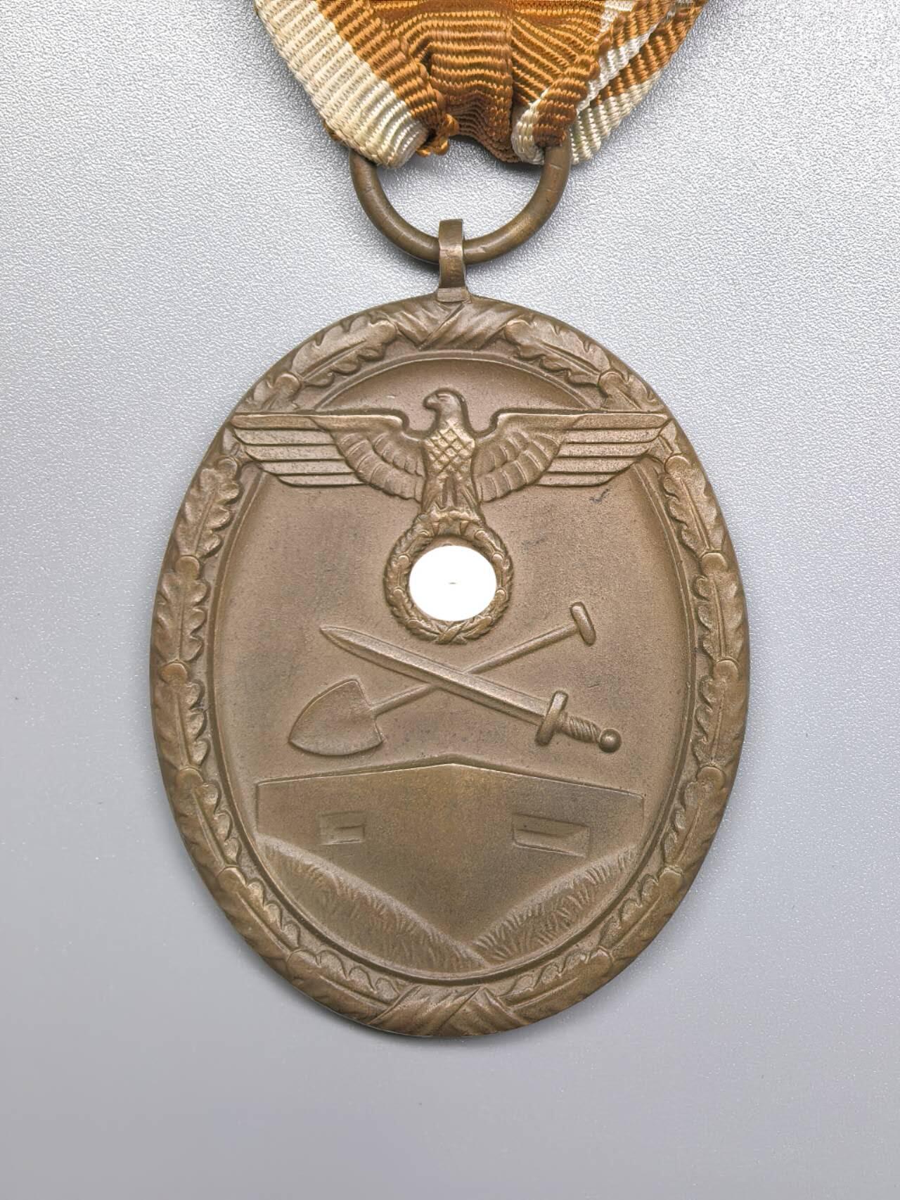 小驴勋章奖章收藏12月27日周六晚六点拍卖（珍爱和平，收藏战争，铭记历史，勿忘国耻，忠党爱国。有偿代拍，送拍规则在简介最后，参拍须阅读规则后再参拍，关系到运费包装发货时效真假辨别等关键信息，拍卖时不再发原图，看大图店主微信码在拍卖店铺介绍里）