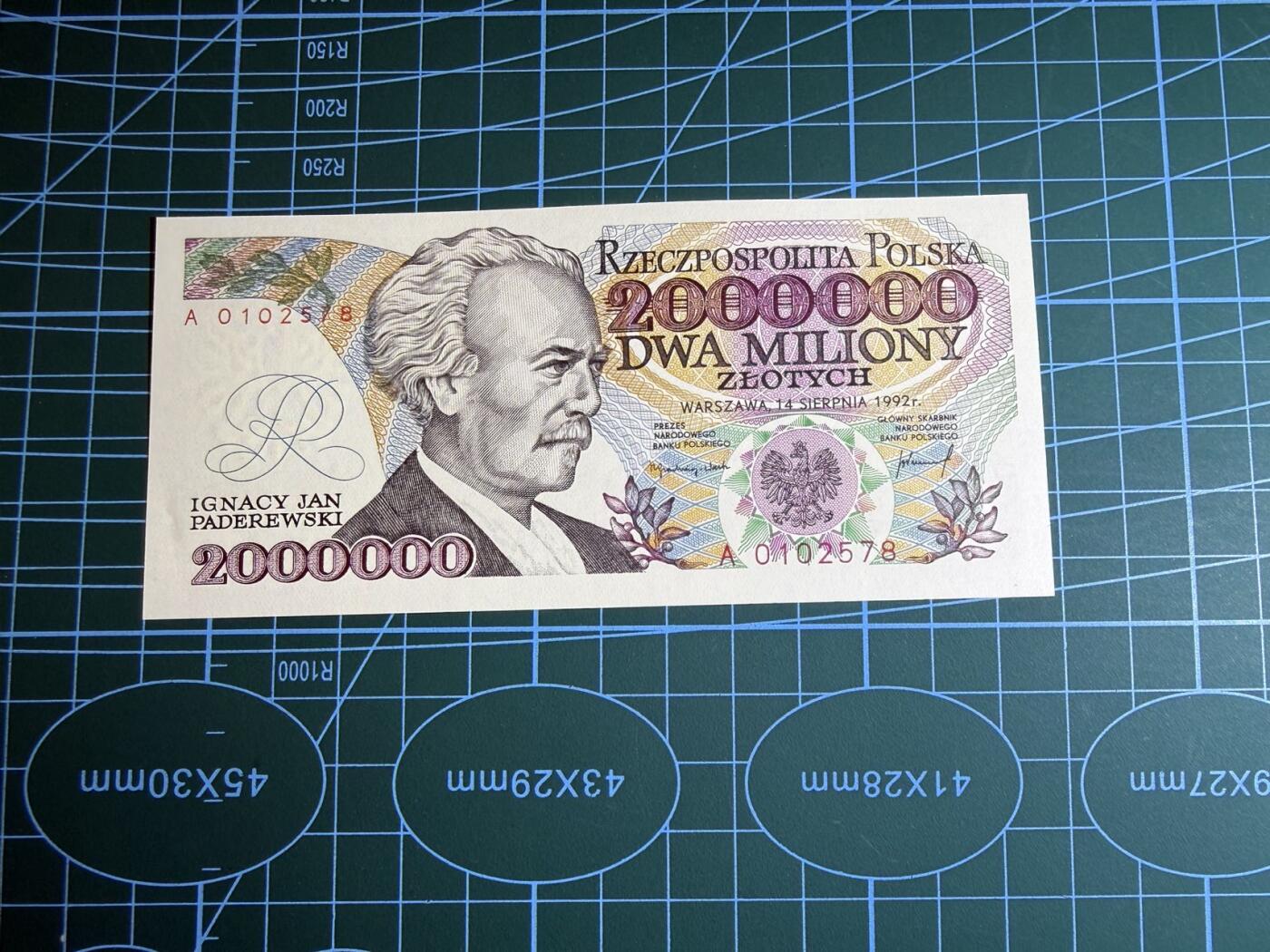 【炜奕收藏】，第五十四期，本场佣金已改，请大家注意 1992年波兰200万兹罗提，UNC品相，A冠号码无4尾8