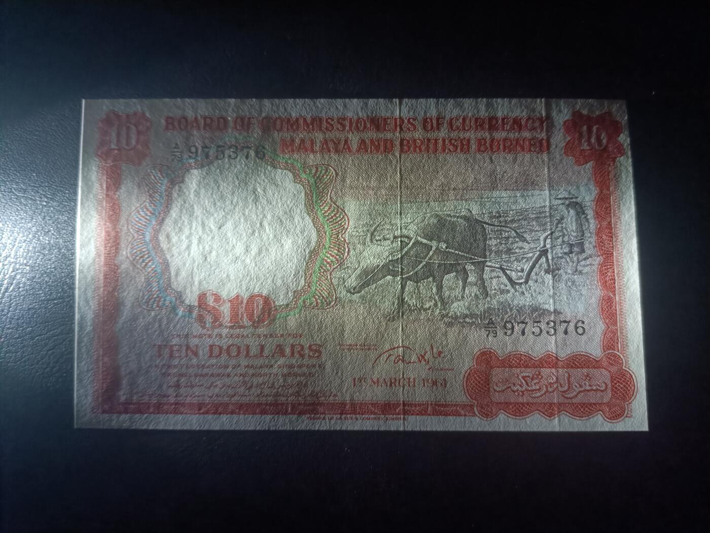 2025十二月第五期，总210期 马来亚和英属婆罗洲1961版10元UNC-剧中稍偏，作为发行时间极短版本的最高面值而难得一见，耕牛和各构成邦徽章