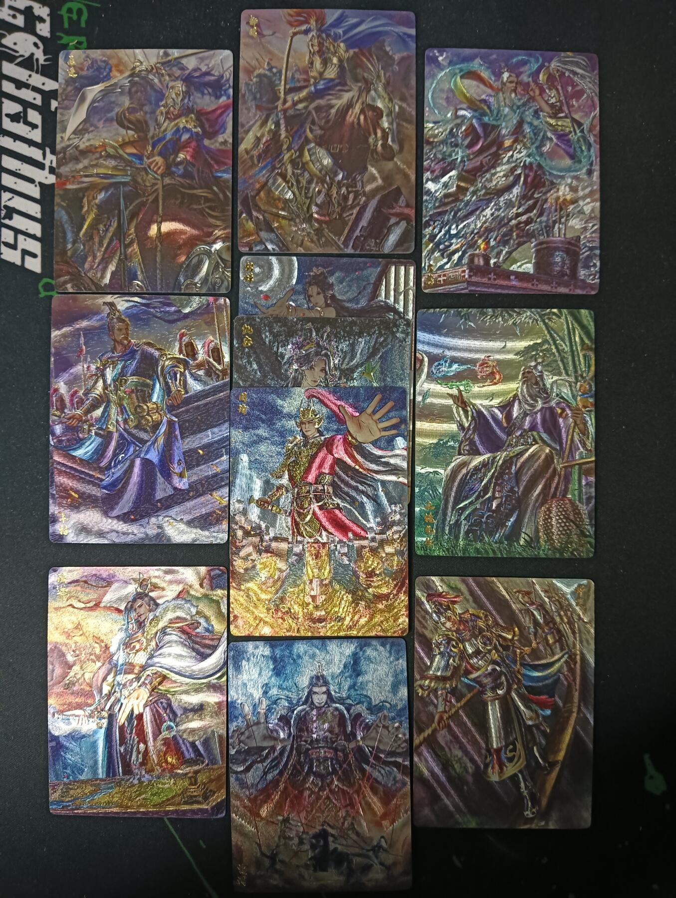 花开卡拍第53期（12月28号周日截拍，品控勿拍!!!拍品不寄存，运费5元，自制卡难免瑕疵，可能存在轻微撞角爆边等出厂瑕疵，品控介意勿拍！） 1、卡玩帕克 雄图三国 第二十弹(完结弹) 粗闪工艺 一套共11张，包含貂蝉甄宓