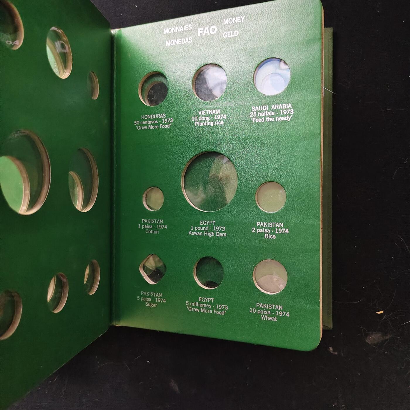 【全场包邮】纯粹捡漏拍489场（免费代拍第26场） 【收藏用品】世界各国FAO纪念币绿色空册一本