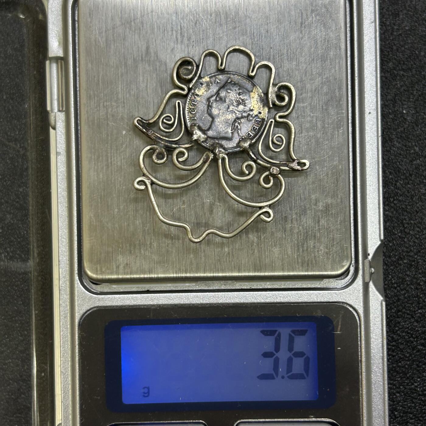 西秦中古拍卖第七十期 香港银币制作的银饰品 重3.6克