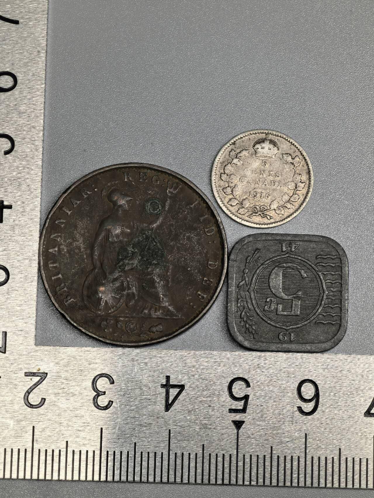 小驴勋章奖章收藏12月27日周六晚六点拍卖（珍爱和平，收藏战争，铭记历史，勿忘国耻，忠党爱国。有偿代拍，送拍规则在简介最后，参拍须阅读规则后再参拍，关系到运费包装发货时效真假辨别等关键信息，拍卖时不再发原图，看大图店主微信码在拍卖店铺介绍里） 英国1853年半便士铜币，加拿大1916年5分小银币，荷兰41年5分锌币一组