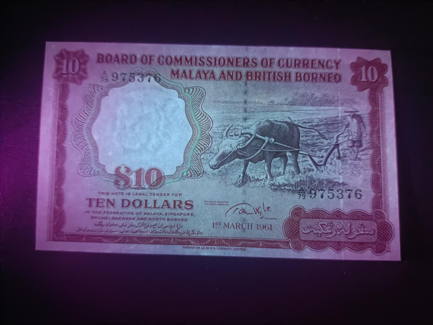 2025十二月第五期，总210期 马来亚和英属婆罗洲1961版10元UNC-剧中稍偏，作为发行时间极短版本的最高面值而难得一见，耕牛和各构成邦徽章