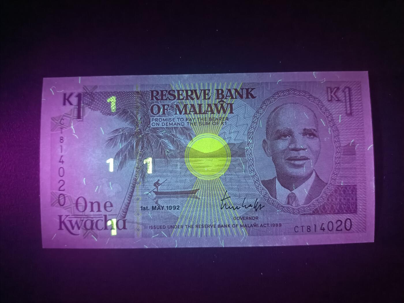 2025十二月第五期，总210期 马拉维1992年1克瓦查UNC，少见年份，首任总统班达和黑鬼摘烟草