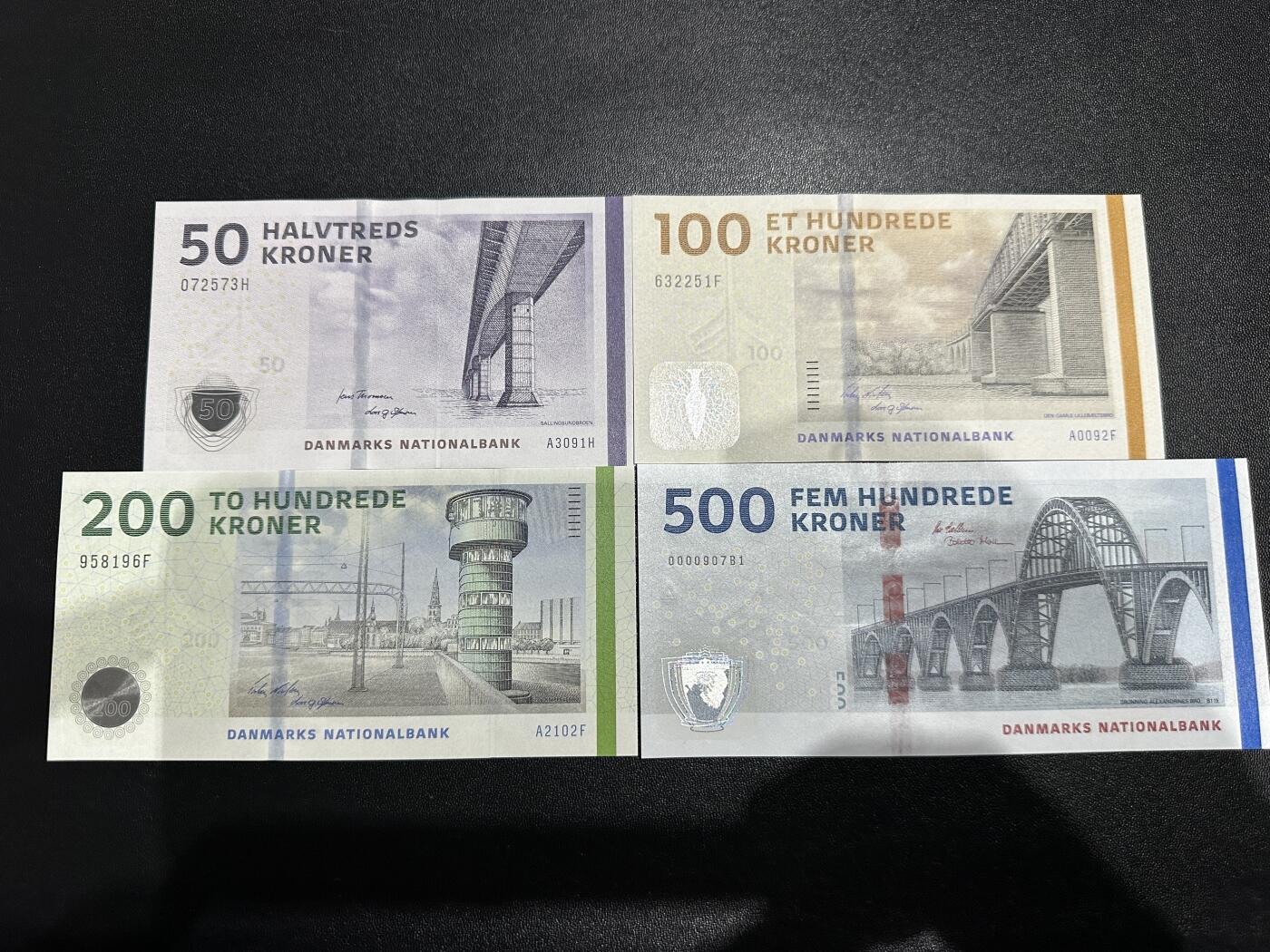 《外钞收藏家》第五百九十七期（年底收官场）（本平台长期征集拍品、欢迎藏友们联系合作）