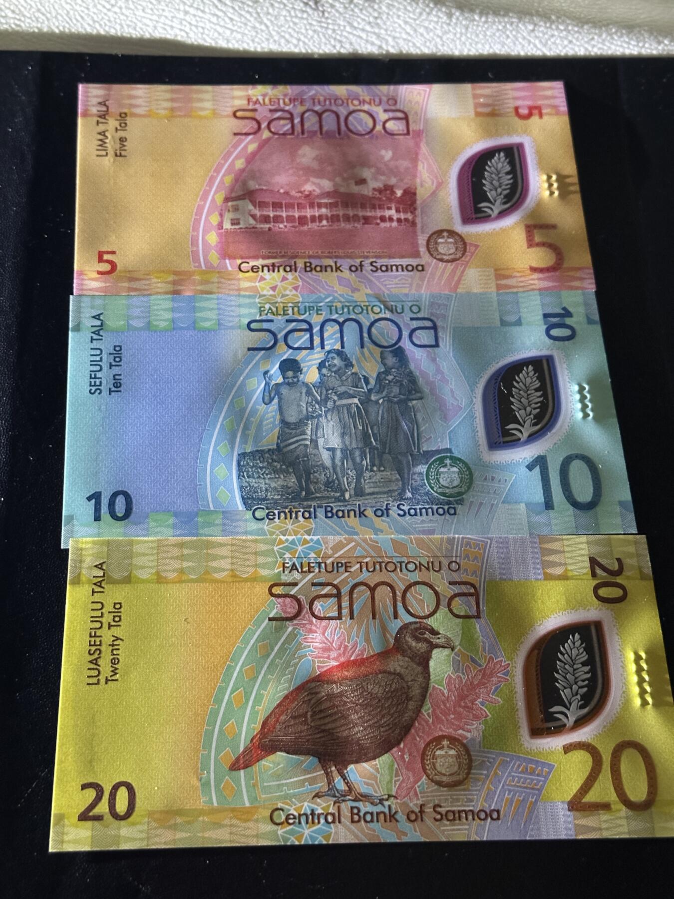 《外钞收藏家》第五百九十七期（年底收官场）（本平台长期征集拍品、欢迎藏友们联系合作） 萨摩亚5、10、20面额3张 首发冠全同号1997号 全新UNC