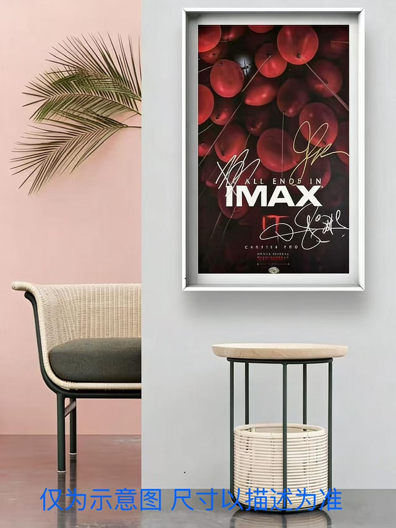 零元拍：导演安德斯·穆斯切蒂和男主角小丑潘尼怀斯扮演者比尔·斯卡斯加德，比尔的扮演者詹姆斯·麦卡沃伊，3人亲笔签名北美版IMAX开催首周限定海报，尺寸：420X285MM，拍品不含装裱