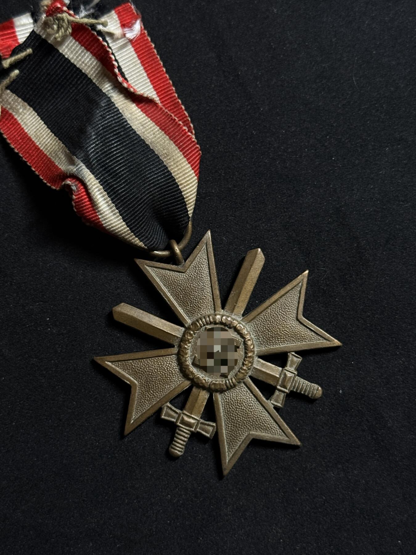 欢庆元旦！戎马世界章牌大赏第109期元旦大拍 铭记历史，珍爱和平！德国二战二级战功十字勋章，绶带有破损