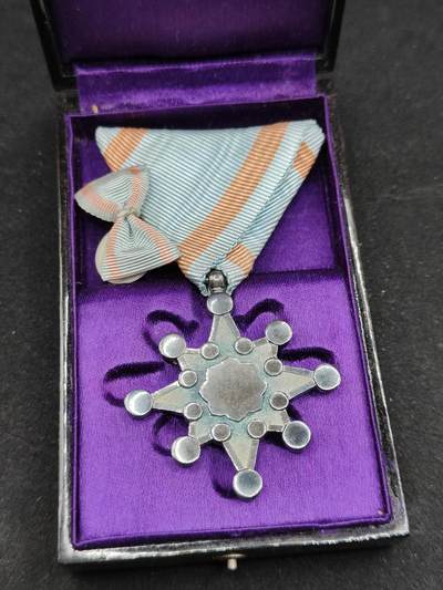 0元起拍勋章 第321期 咸鱼国勋章拍卖专场 12月28日（周日）下午6：00开始 - 早期蓝色绶带 八等瑞宝章银制带盒略