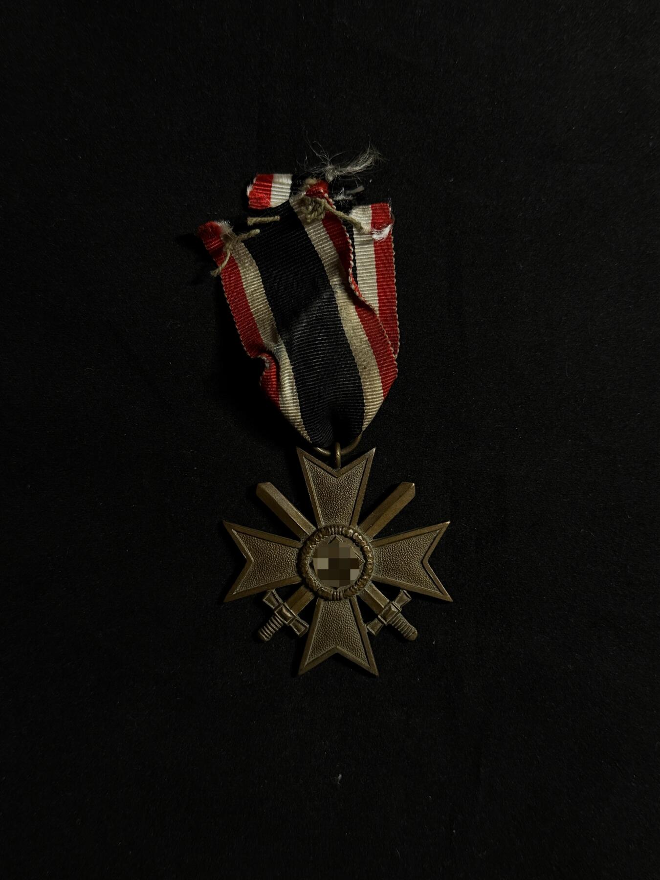 欢庆元旦！戎马世界章牌大赏第109期元旦大拍 铭记历史，珍爱和平！德国二战二级战功十字勋章，绶带有破损